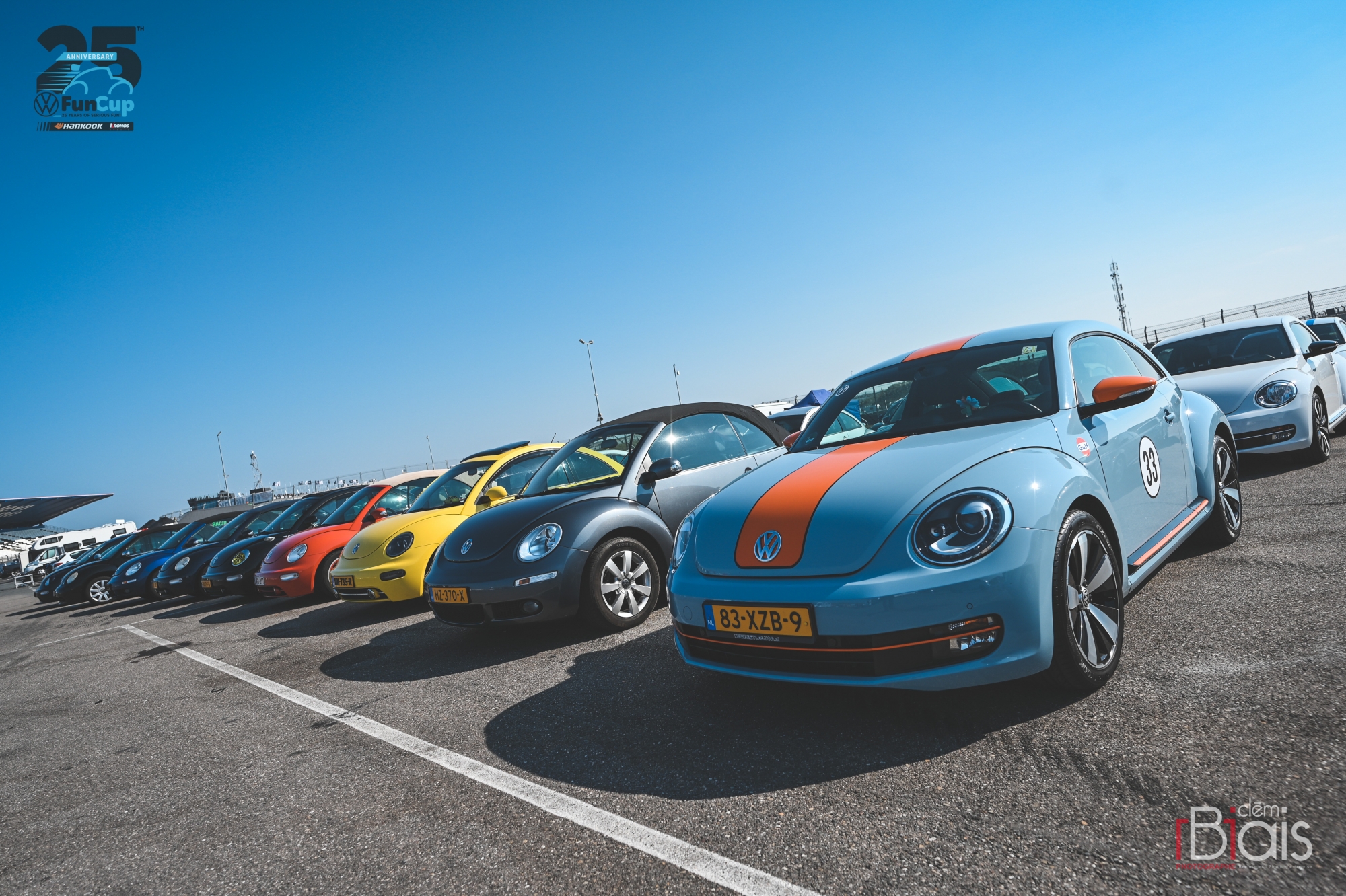 image 1 - Een New Beetle Parade net voor de start van de Hankook 25 Hours VW Fun Cup